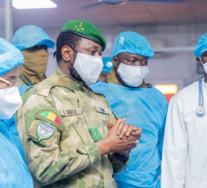 Mali : Assimi Goïta au chevet des blessés