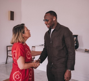 France–Sénégal : le match commence hors terrain, Pape Thiaw rencontre la diplomate Christine Fages