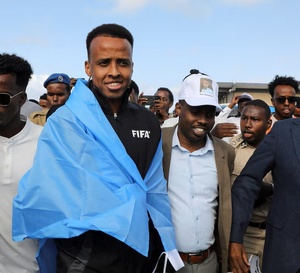 Refoulé des États-Unis, l’arbitre somalien Omar Artan accueilli en héros à Mogadiscio