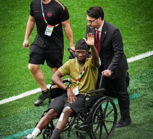  Ismaël Koné fait son retour à Vancouver en chaise roulante sous les applaudissements des supporters