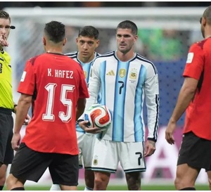 Pourquoi la FIFA écarte les arbitres anglais des matchs de l'Argentine ?