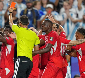 « C'est une catastrophe » : la Suisse charge l'arbitre après son élimination