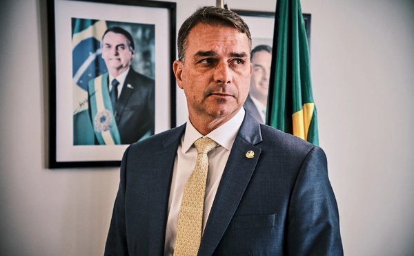Brésil : Depuis sa cellule, Jair Bolsonaro désigne son fils Flavio comme candidat du camp conservateur