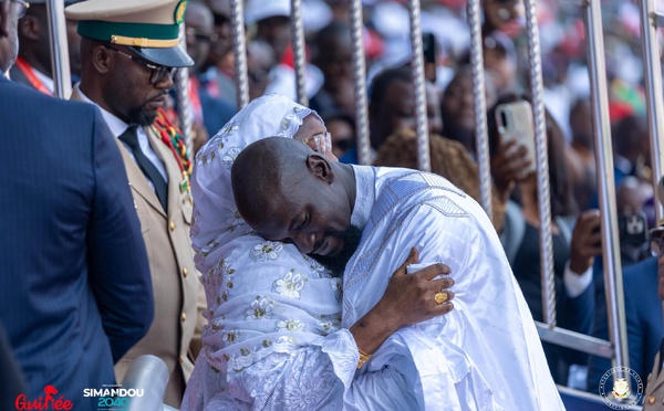 Guinée : Une accolade qui dépasse le protocole