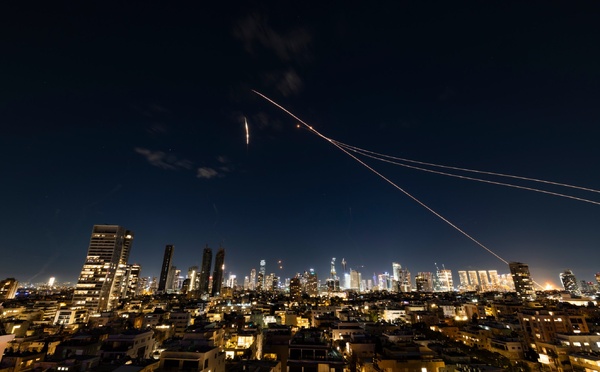 Moyen-Orient : l’Iran lance des missiles vers Israël et le Golfe