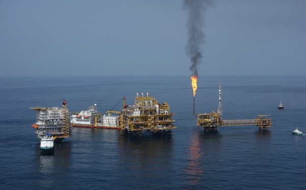 Conflit au Moyen-Orient : Le pétrole flambe de 13% à plus de 80 dollars le baril