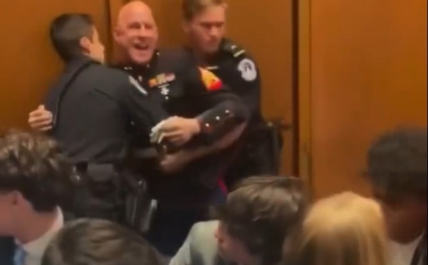 Washington : Un ancien marine expulsé d’une audition au Sénat pour avoir protesté contre la guerre en Iran (vidéo)