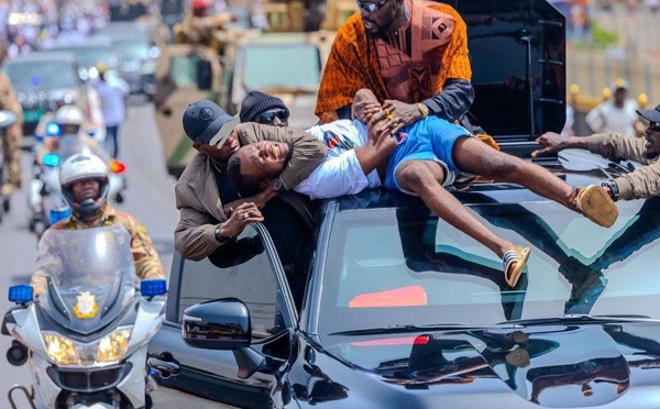 Incident avec un jeune homme : Mamadi Doumbouya contraint d’intervenir face à sa garde