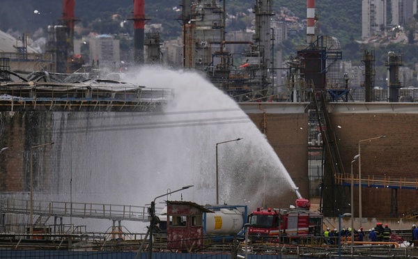 Israël : un réservoir d’essence en feu à la raffinerie de Haïfa