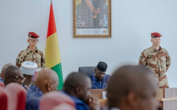 Deux soldats albinos aux côtés de Mamadi Doumbouya : une image qui fait débat