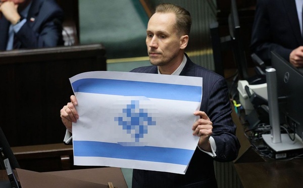 Un député polonais d'extrême droite exhibe un drapeau israélien marqué d'une croix gammée au Parlement