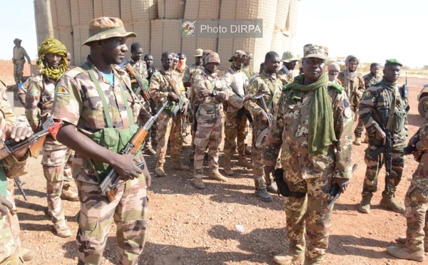 Mali : les combats se poursuivaient samedi après-midi en périphérie de Bamako et à Kidal, au nord du pays