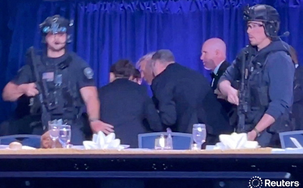 Paniqué, Donald Trump chute pendant son évacuation après des tirs