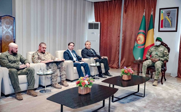 Attaques au Mali : Goïta rencontre ses partenaires militaires russes, un nouveau plan sécuritaire adopté