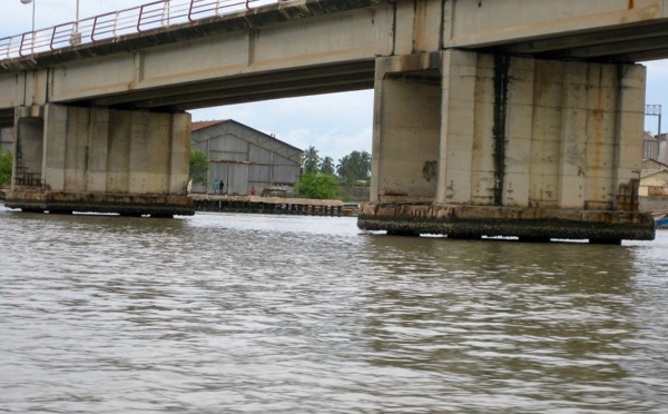 Ziguinchor : un minibus chute dans le fleuve Casamance, au moins un mort et des disparus… l’état du pont Émile Badiane décrié
