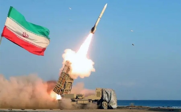 Moyen-Orient: les États-Unis frappent l'Iran qui réplique en visant une base américaine