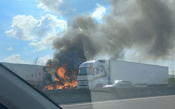 Diamniadio : un camion-citerne prend feu sur l’autoroute à péage, circulation fortement perturbée