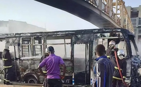 Dakar : un bus Tata prend feu sur la VDN 3