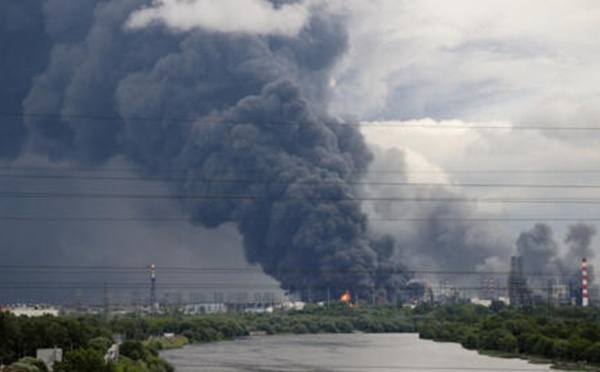 Ukraine : un incendie éclate dans le centre de Kiev après une détonation