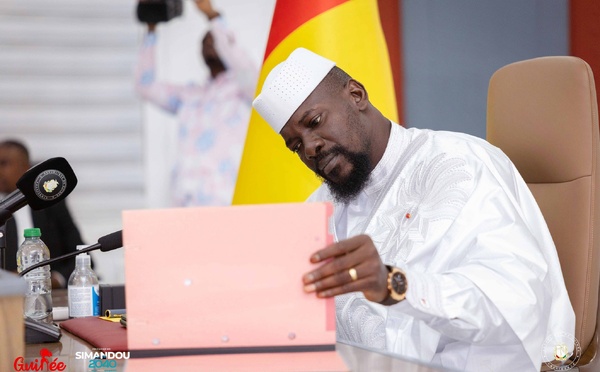 Guinée : Mamadi Doumbouya radie le magistrat Kaman Gongana Konomou après ses critiques contre un décret présidentiel(vidéo)