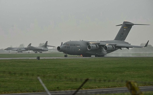 Russie : un avion militaire américain atterrit à Moscou, le patron de la CIA évoqué à bord