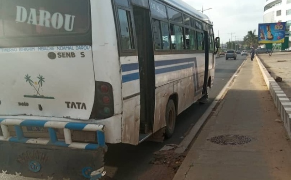 Dakar : un bus Tata se renverse au rond-point des Mamelles