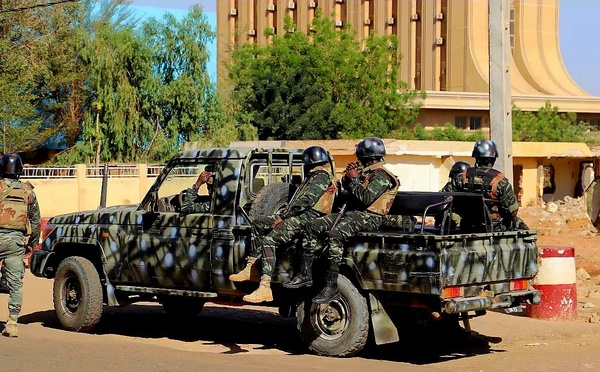 Niger : une mutinerie de jeunes officiers secoue Niamey, des combats autour de l’aéroport