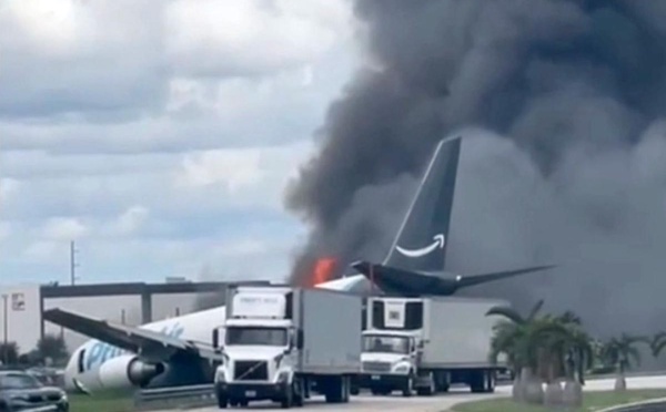 États-Unis : un avion cargo d’Amazon sort de piste à Miami et termine sur une route
