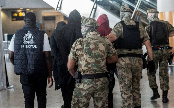 Cyberfraude : six Nigérians soupçonnés d’appartenir à Black Axe extradés vers les États-Unis