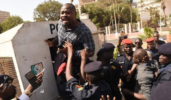 Sénégal : Guy Marius Sagna porte plainte contre le commissaire Bara Sangharé et quatre policiers