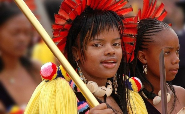 Afrique du Sud : des milliers de jeunes femmes réunies pour la traditionnelle danse des roseaux