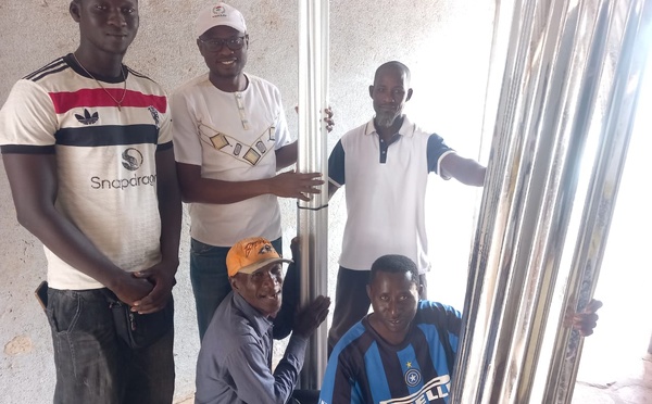 Ziguinchor : Idrissa Benjamin SANÉ appuie les Jakartamen de Kandialang en tôles de zinc pour l'équipement de leur arrêt