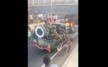 Une foule immense accompagne des véhicules de l’armée (Vidéo)
