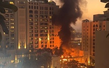 Un hôtel de luxe à Dubaï touché par des frappes de représailles iraniennes dans toute la région