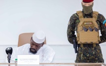 Guinée : la vérité sur l’homme au teint clair aperçu auprès de Doumbouya