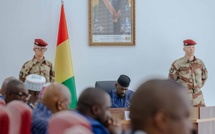 Deux soldats albinos aux côtés de Mamadi Doumbouya : une image qui fait débat