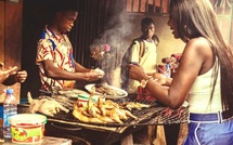 En Côte d'Ivoire, Coumba Gawlo succombe aux saveurs de l'attiéké et du poisson braisé