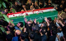 « Nous ne connaîtrons pas le repos tant que sa mort ne sera pas vengée » : l'émotion et la colère dominent les funérailles de Khamenei