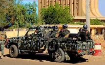 Niger : une mutinerie de jeunes officiers secoue Niamey, des combats autour de l’aéroport