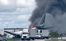 États-Unis : un avion cargo d’Amazon sort de piste à Miami et termine sur une route