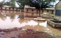 Rentrée scolaire à Ziguinchor : entre eaux stagnantes, plafonds menaçants et risques sanitaires, des écoles toujours en difficulté